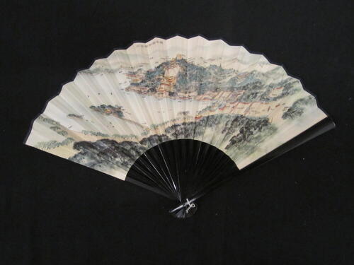 Reclamewaaier, montuur van hout, blad van papier met voorstelling van Chinees landschap