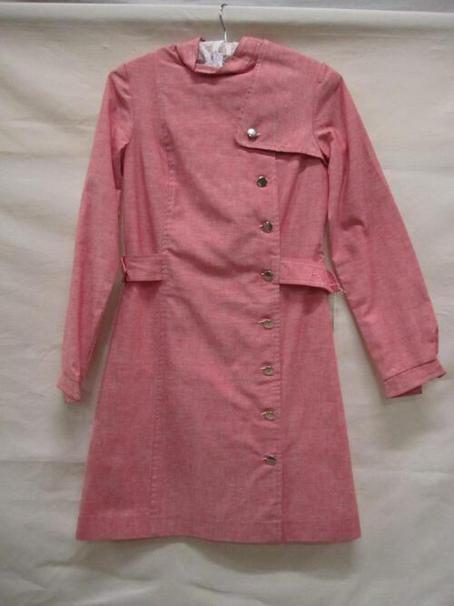 Mini-jurk van roze/witte denim met schouderflap op linker schouder, doorknoopmodel