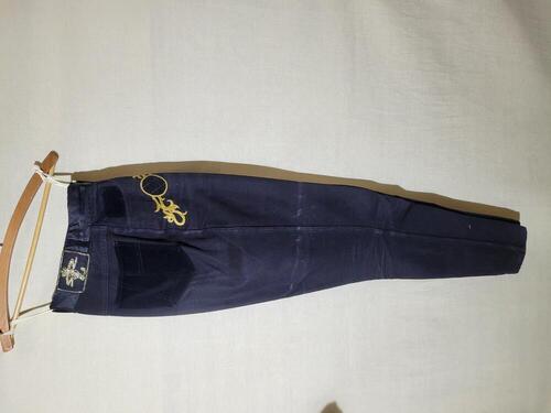 Broek, van zwarte katoen in keperbinding (denim). Paardrij-model met typerend ingezet kniestuk, en…