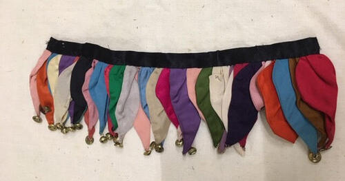 Beenversiering. Onderdeel van harlekijnpak van veelkleurige zijde met belletjes, bestaande uit…