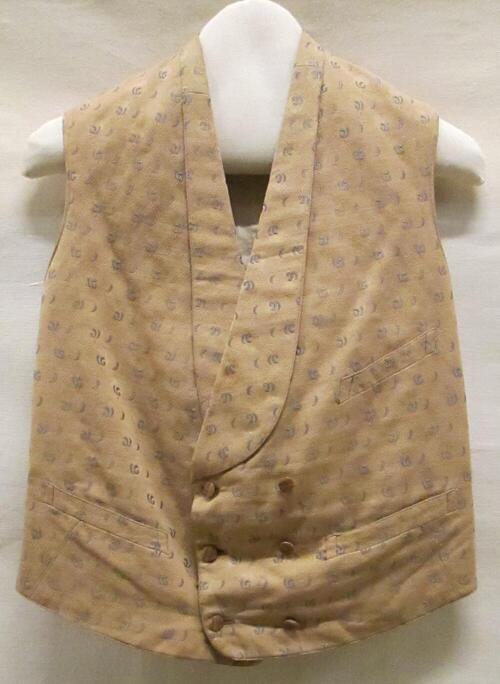 Vest (man) van beige keperkatoen met lichtblauwe kriebelstrepen/halve maantjes en ingeweven oranje…
