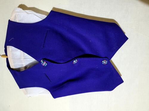 Vest of gilet (vrouw) van donkerblauwe wol, mouwloos, met afgeschuinde voorpanden, knopen…