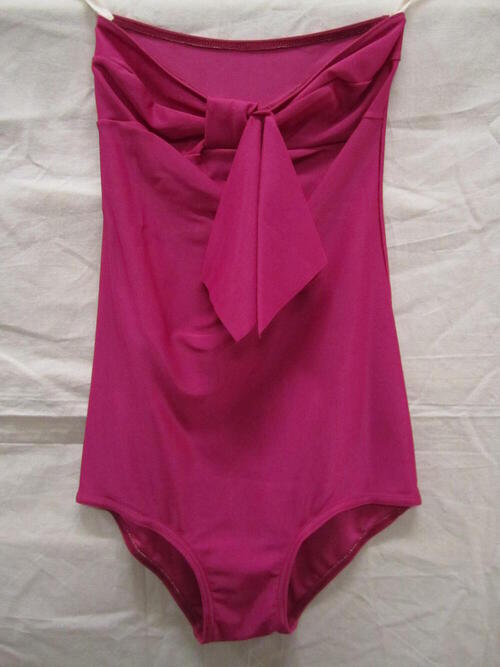 Bodysuit van roze/paars glanzend stretchmateriaal, behorende bij ensemble