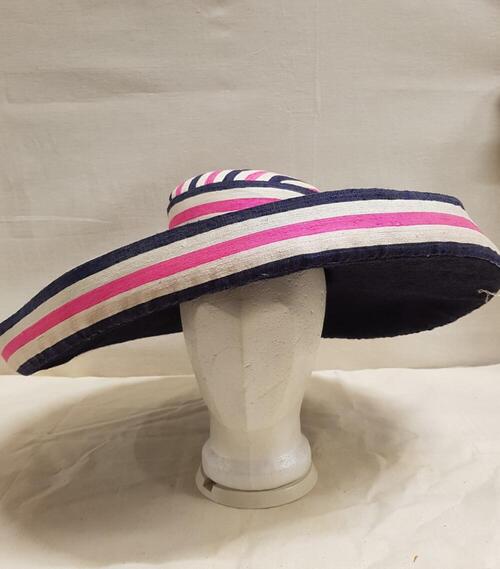 Hoed, groot formaat met bol van blauw/wit/roze gestreept katoen, rand van blauw katoen, behorende…