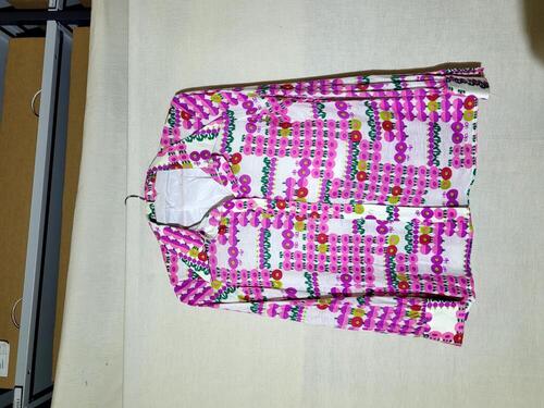 Blouse, wit katoenen tricot bedrukt met gestileerde bloemmotieven in roze, paars, rood en groen