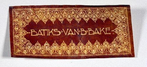 Naamkaartje 'Batiks van B Bake.' van gebatikt perkament met jugendstilmotief