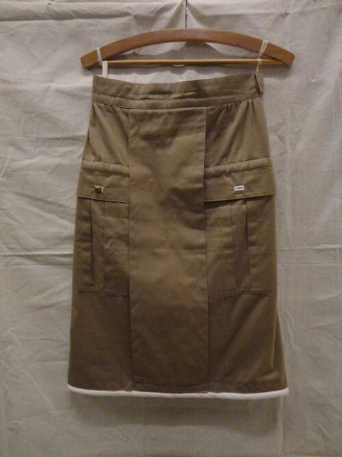 Rok, model kokerrok van beige/khaki keperkatoen, zoom afgebiesd met witte keperkatoen, onderdeel…