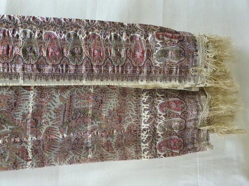 Shawl, zeer dunne wollen stof met ingeweven zijden ruiten, geheel overdenkt met arabesquen en…