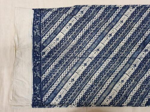 Sarong van blauw en wit gebatikt katoen