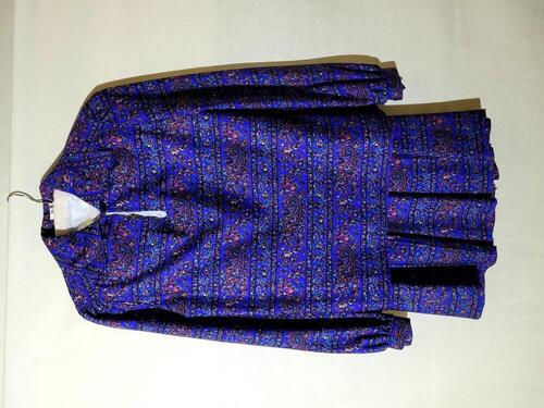 Ensemble van synthetisch jersey bedrukt met Oosterse druppelmotieven, gescheiden door horizontale…