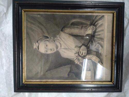 Damesportret, sepia op wit papier. Dame in midden achttiende-eeuws kostuum aan het handwerken op…