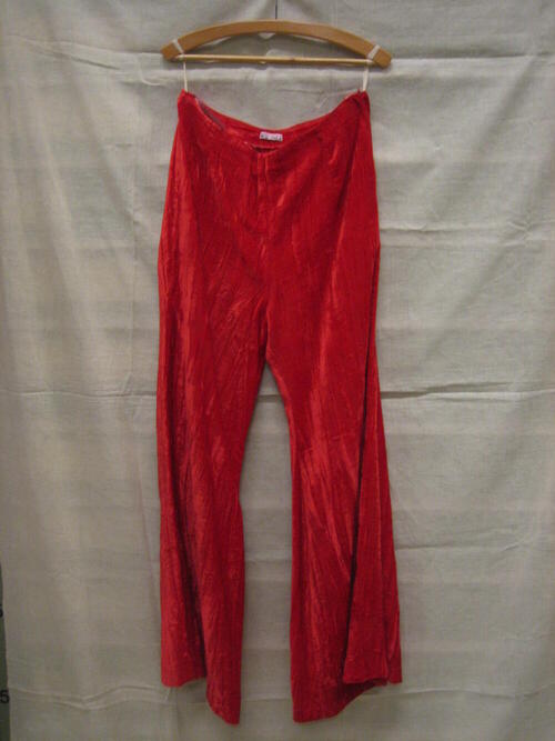 Lange broek van rood velours, aangeknipte tailleband, ritssluiting opzij, behorende tot ensemble