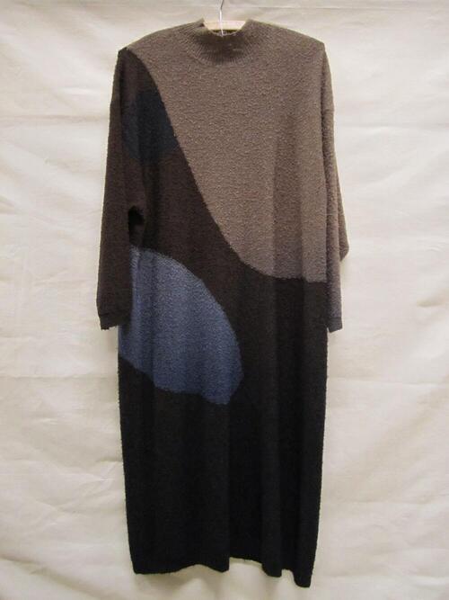 Jurk van machinaal gebreid wol/rayon met bruin fond overlopend in blauw fond, met abstracte…