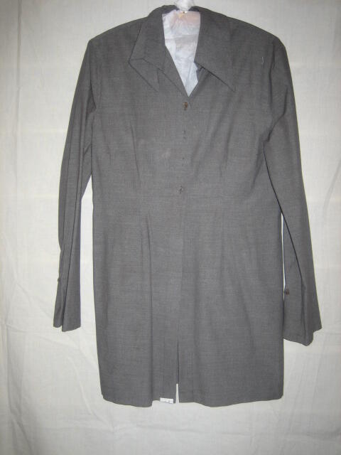 Blouse van bruine wol (?) getailleerd model met 16 parelmoeren knopen, deel van ensemble
