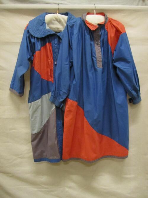 Ensemble, van blauw, oranje en grijs katoen, bestaande uit jurk en jas