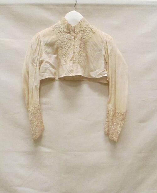 Blouse van dun naturelkleurig katoen, deels afgezet met machinaal kant, met verhoogd taille,…