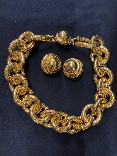 Set sieraden, zgn. 'costume jewellery' bestaande uit goudkleurige ketting met jasseron-schakels en…