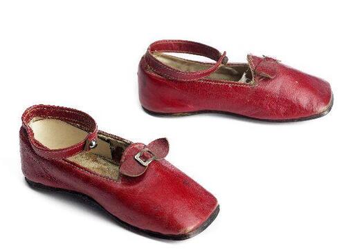 Een paar schoentjes (kind) van rood leer met vierkante neus en enkelbandje met knoopsluiting
