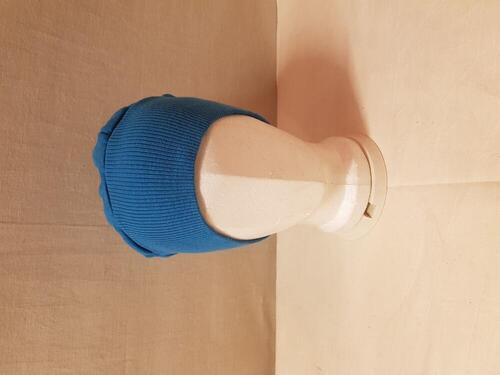 Muts van blauw tricot. Rond model met brede band