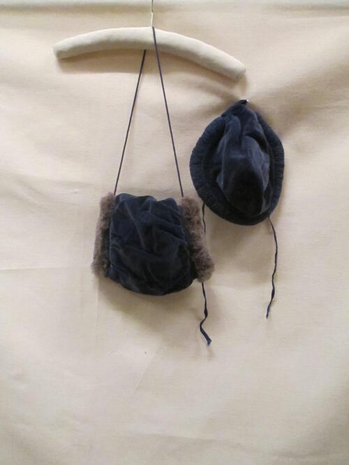 Mof (meisje) van blauw fluweel met garnering van lichtbruin konijnenbont en draagkoordje. Onderdeel…
