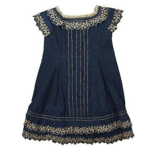 Jurk (meisje) van blauw katoen, mouwloos model met crèmekleurig borduursel (tamboureerwerk) langs…