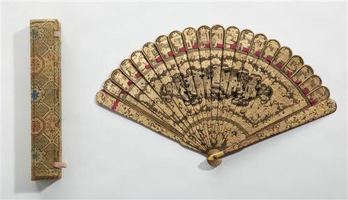 Briséwaaier, zwart/goud/rood gelakt houten montuur met Chinese voorstellingen, doorregen met…