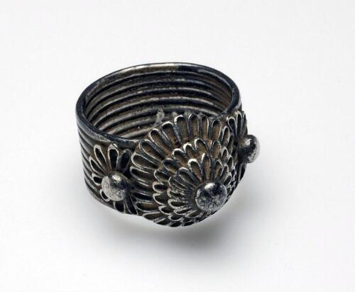 Zilveren ring met een bloemvormig ornament