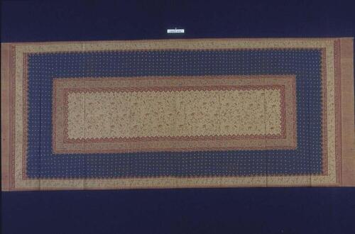 Katoenen schouderdoek, verdeeld in rechthoekige vakken met florale motieven