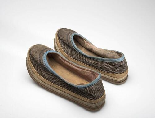 Paar schoenen van fijn gevlochten materiaal met dikke zool