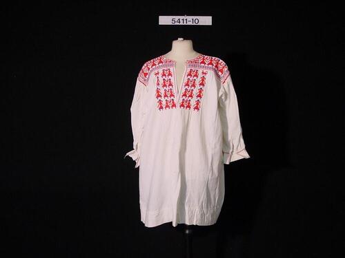 Katoenen blouse met borduursel op schouders en langs de halssplit