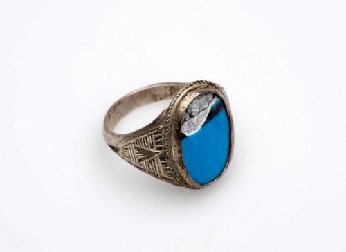 Zilveren ring met blauw geglazuurde aardewerken siersteen