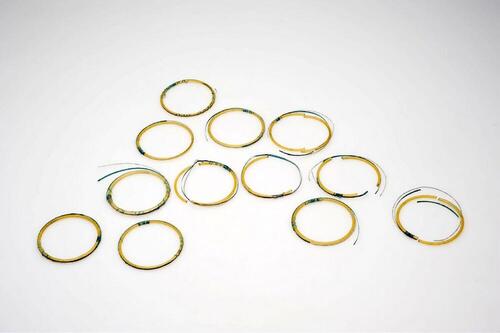 Twaalf glazen armbanden
