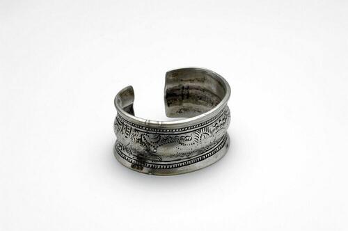 Zilveren open armband, met bloem- en rankmotieven