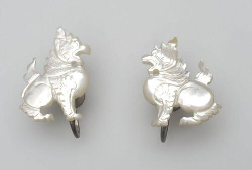 Oorknop van parelmoer in de vorm van een zittende draak, onderdeel van een paar