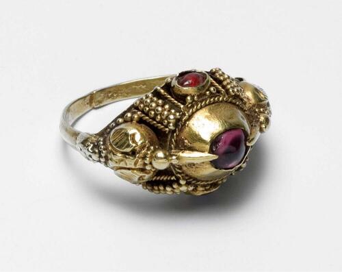 Handgemaakte gouden ring met robijn van Olga Sayers-Stern