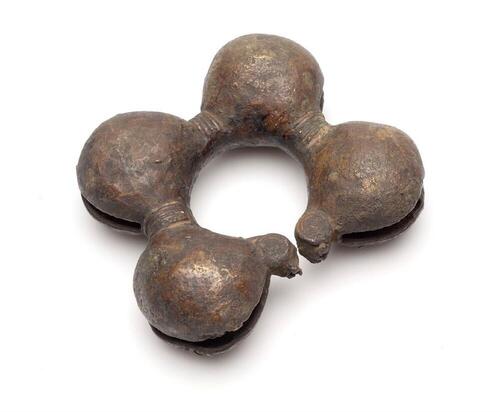 Bronzen armring met schellen