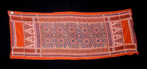 Dunne bontgekleurde katoenen doek, vermoedelijk uit India ingevoerd en gebruikt als schouderdoek