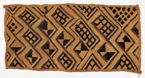 Raffia weefsel, geborduurd met geometrische motieven