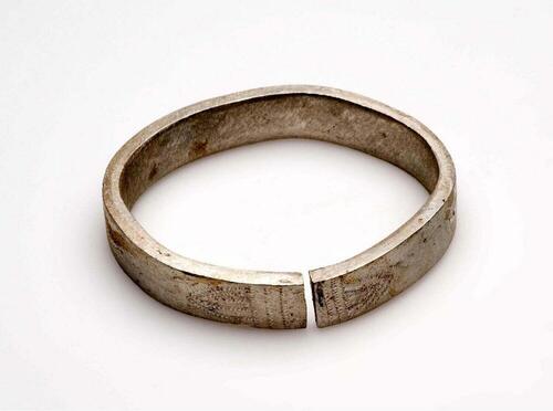 Aluminium armring met lijnenpatroon