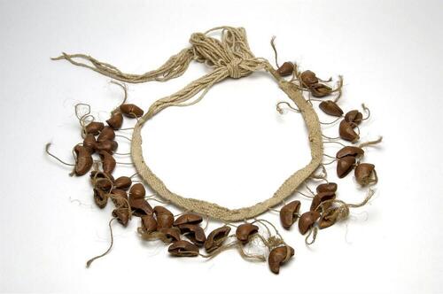 Woven necklace with seeds