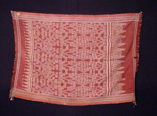 Schouderdoek met ornament in scheringikat