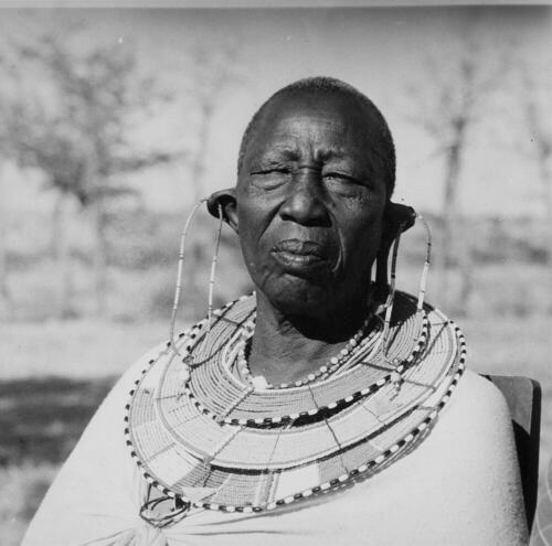 Portret van een oudere Masai vrouw bij Kajiado