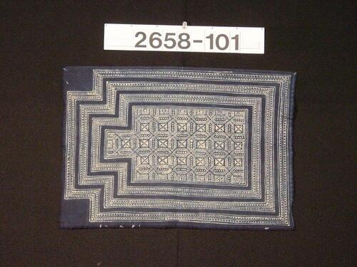 Katoenen draagdoek versierd met batik-techniek