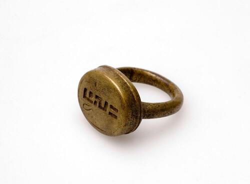 Koperen ring met ovaal stempelkussen met letters