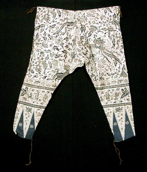 Gebatikt jongensbroek, met plantenmotieven versierd