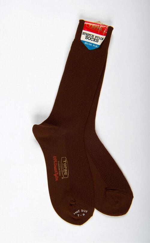 Bruine nylon sokken, behorend bij het paar schoenen 4626-340.