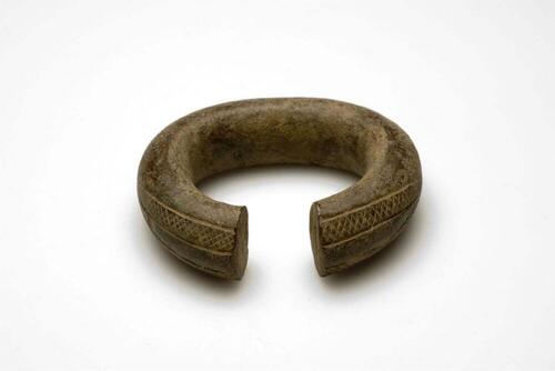 Koperen armband aan uiteinden gedecoreerd