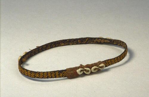 Armband voor de bovenarm, versierd met nassaschelpen