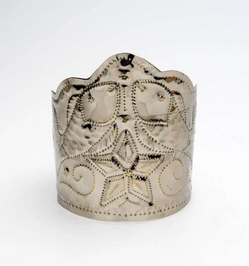Bovenarmband, die gedragen wordt bij het candomblé kostuum voor de godin Iemanjá