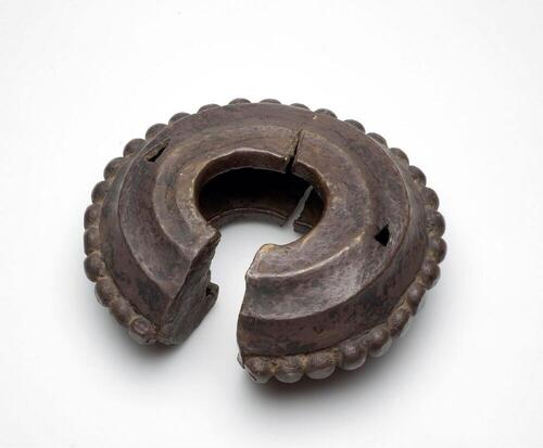 Bronzen beenband